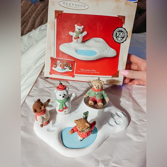 Vintage Hallmark Keepsakes Holiday Hill Ornament 2002 - Picture 4 of 6